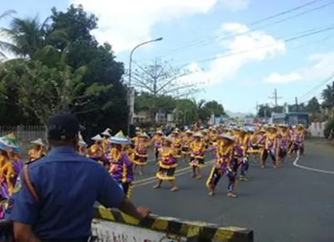 Manlainlain na kareta na nakakargaan ka manga manlainlain na bonga sagkud onod na nagosi sa tanuman nira bilang pagpapabayad ka pagpapasalamat nira sa ngamin na biyaya na naako nira sa luug sa usad na taon.
