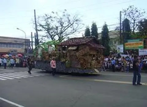 Manlainlain na kareta na nakakargaan ka manga manlainlain na bonga sagkud onod na nagosi sa tanuman nira bilang pagpapabayad ka pagpapasalamat nira sa ngamin na biyaya na naako nira sa luug sa usad na taon.